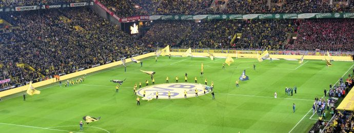 Borussia Dortmund rückt vor dem letzten Spieltag auf den Spitzenplatz in der Bundesliga - Newsbeitrag
