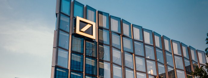 Die Deutsche Bank schnappt sich das Kreditkartengeschäft von Miles & More, die Anleger reagieren verhalten optimistisch - Newsbeitrag