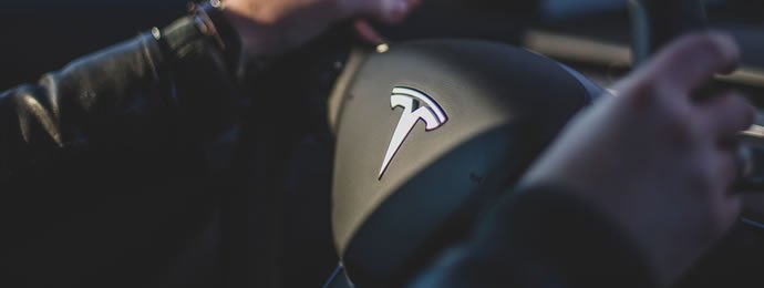 NTG24 - Die Produktion bei Tesla in Grünheide steht nach einem möglichen Anschlag erst einmal still