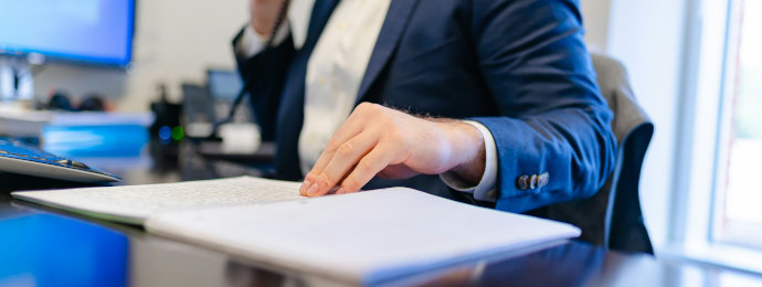 Geringe Großschäden bescheren der Munich Re sprudelnde Gewinne im zweiten Quartal, doch die Anleger bleiben noch vorsichtig