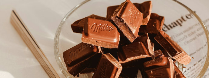 Verbraucherschützer stören sich am reduzierten Inhalt von Milka-Schokoladentafeln und ziehen nun gegen den Hersteller Mondelez vor Gericht - Newsbeitrag