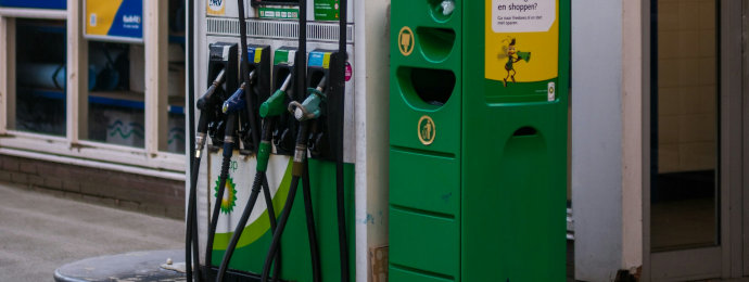 Die erhöhte Konzentration auf Öl und Gas soll bei BP die Gewinne wieder sprudeln lassen, doch aktuell rechnet der Konzern erstmal mit hohen Abschreibungen