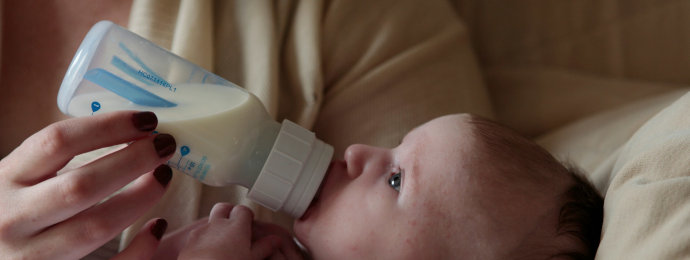 Ein gigantischer Rückruf bei Babynahrung aufgrund von Giftstoffen brockt Nestlé den nächsten Skandal ein und die Anleger treten die Flucht an