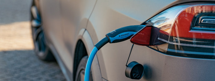 Stromkosten für das Aufladen eines betrieblichen Elektro- oder Hybridelektrofahrzeugs – Steuerlicher Nachweis - Newsbeitrag