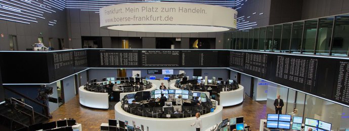 RWE profitiert von Hochstufungen, Daimler Truck kommt in den DAX, Thyssenkrupp & Commerzbank verlieren zweistellig - Newsbeitrag